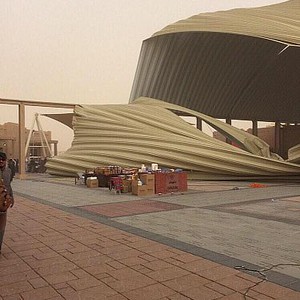 شاهد الرعب و الهلع بين المواطنين لحظة انهيار قرية الموروث الشعبي بسبب العاصفة 