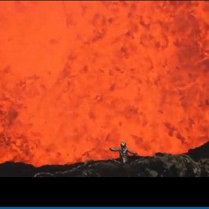 بالفيديو: مغامر كندي يلتقط صورا له بجانب فوهة ركان ثائر