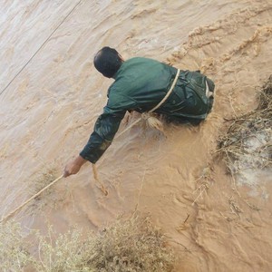 شاهد... عملية انقاذ أشخاص من جنسية عربية  حاصرت مركبتهم مياه السيول في شرق المملكة 