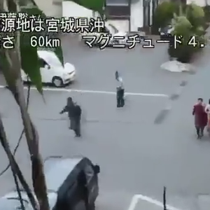 مشهد صراخ الناس وهربهم قبل وصول أمواج تسونامي اليابان يوم 11-3-2011