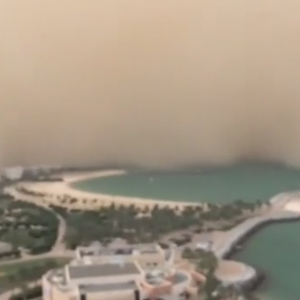 بالفيديو : شاهد لحظة وصول العاصفة الرملية إلى الكويت 