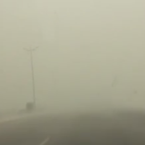 لحظات هبوب العاصفة الرملية وانعدام الرؤيا على طريق الجبيل السريع