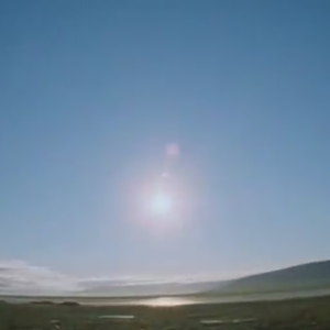 بالفيديو : شاهد كيف لا تغرب الشمس أبداً في المناطق القطبية خلال الصيف