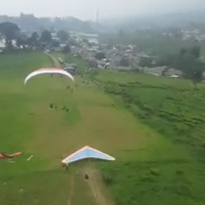 فيديو طريف : سعودي يركب الطائرة الشراعية لأول مرة .. شاهد ردة فعله