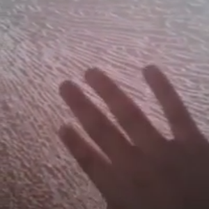 عاصفة بردية عنيفة تضرب عفيف وتكسر زجاج السيارة