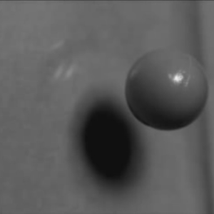 شاهد كيف تقوم الكُرة بكسر الزجاج إذا قمنا بإبطاء المشهد مليون مرّة 