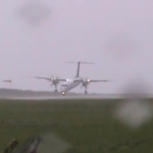 هبوط في أجواء عاصفة جداً.. هل هذا الطيار ماهر أم محظوظ ؟