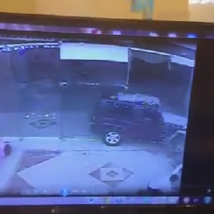  بالفيديو : سعودي يدهس شخصين عمداً في المدينة المنورة 