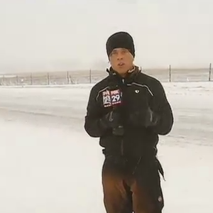 مذيع أحوال الطقس توقع تساقُط الثلوج لكنه لم يتوقع ما سيحدث أثناء التصوير