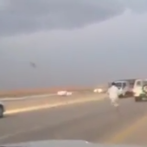بالفيديو : سعودي شجاع يركض وراء سيارة رفض صاحبها التوقف لنقطة التفتيش 
