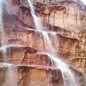 بالفيديو : السيول تندفع مثل الشلالات من جبال تبوك 8-5-1435 هـ