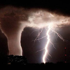 30 ثانية تُنقذ مواطناً روسياً من الموت تحت أنقاض منزله بسبب إعصار 