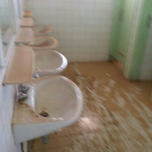 طلاب المدارس ينفضون غبار العواصف عن مقاعدهم في اليوم الأول من الأسبوع 