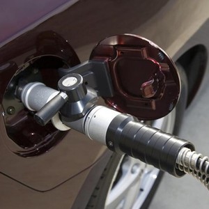 بعد نفي شركات الوقود..شاب يُوثق غليان الوقود بخزان سيارته نتيجة الحرارة 