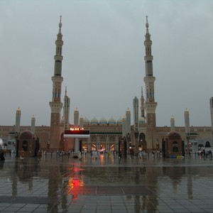 بالفيديو: شاهد غزارة الامطار الهاطلة على المسجد النبوي الشريف نهار السبت   