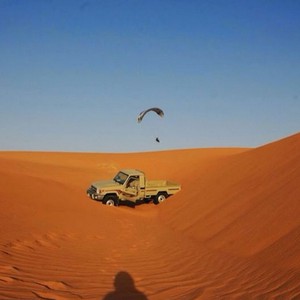 فريق "سما" السعودية الشراعي يعثر على سيارة مفقودة وسط الصحراء