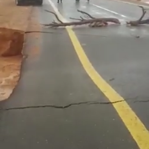 شاهد: لحظة انهيار طريق في حفر الباطن نتيجة الامطار