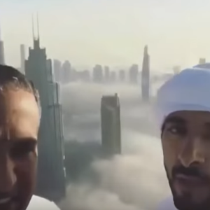 شاهد..الشيخ "فزاع" يرصد ضباب دبي على طريقته الخاصة