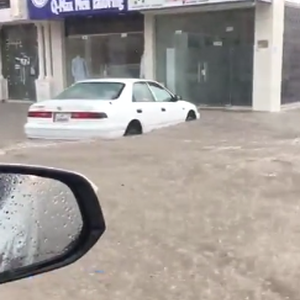 شاهد: الأمطار تُحول بعض أحياء قطر إلى بحيرات كبيرة 