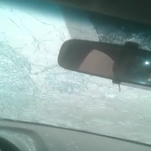 شاهد: لحظات مرعبة لمواطن سعودي هشّم البرد زجاج مركبته جنوب الرياض 