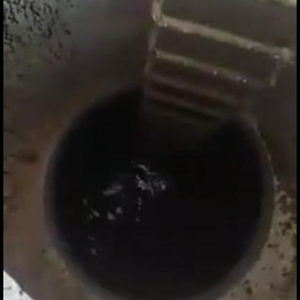 مواطن يُحذر من حفرتين مكشوفتين في أحد طرقات الرياض