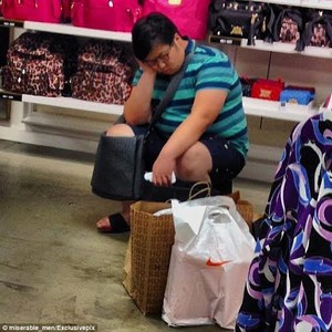 صور طريفة: لحظات معاناة الرجل في انتظار زوجته اثناء التسوق 