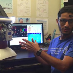 مخترع سعودي يطور "روبوت" يستجيب لموجات الدماغ 