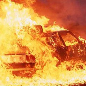 سعوديون يخمدون سيارة صديقهم المشتعلة بطريقة غير متوقعة !