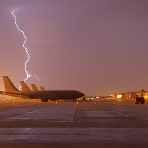 أقوى مشهد يرصد قوة البرق والصواعق في الشارقة صباح الأحد 