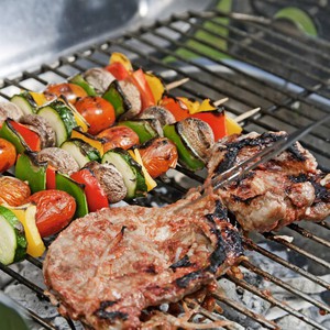 بالفيديو: طباخ بريطاني يشوي اللحم على الحمم البركانية 