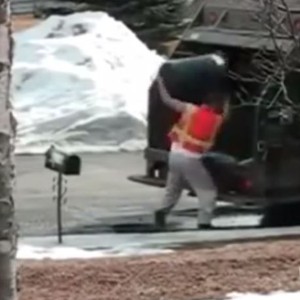 عامل نظافة يصاب بنوبة غضب جنونية