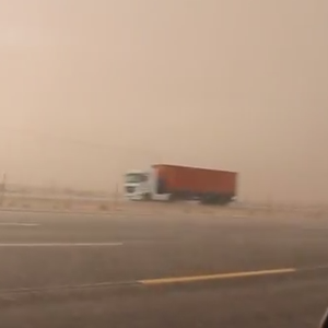 سائق على طريق الرياض – الطائف يتوقف للتصوير بسبب شدة الامطار