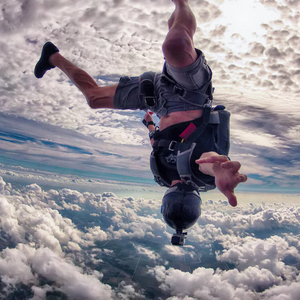 قفزوا من الطائرة نحو السحب الركامية فتلقوا حماماً بارداً من الأمطار