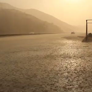 أمطار وشمس في سماء منطقة مكة المكرمة و النتيجة ظُهور قوس المطر