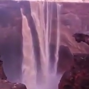 إشعال الحطب قرب شلال هادر من الأمطار .. منظر جميل في السعودية