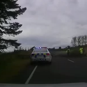 لحظة سقوط شجرة قرب رجال الشرطة بسبب الرياح العاتية