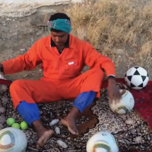 عامل نظافة في الطائف يمتلك موهبة رائعة في ترويض الكرة