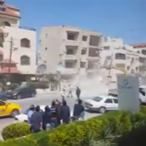 خطأ كارثي يؤدي إلى انهيار عمارة سكنية على الشارع في العاصمة الأردنية عمّان 