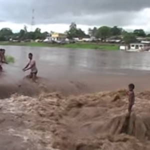 بالفيديو : شجاعة طفل بعمر سنتين تلهم قرية كاملة لإنقاذه من السيول الجارفة 