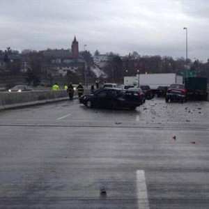 حادث مروع بين 70 سيارة في الولايات المتحدة الأمريكية نتيجة الجليد 