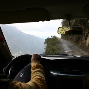 بالفيديو: مجموعة مغامرين ينهالون ضحكاً رغم مرورهم بأخطر طريق بالعالم