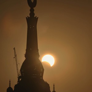 بالفيديو : شاهد تأثر و خشوع إمام الحرم المكي و بكائه أثناء تأدية صلاة كسوف الأحد