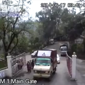 بالفيديو: شاحنة تسقط في الهاوية بعد تعطل فراملها 