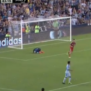  لاعب يرسل حذاءه إلى داخل شباك الخصم بدلا من الكرة 