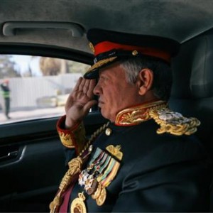 فيديو أرشيفي:  ماذا فعل ملك الأردن بعد اصطدام موكبه بسيارة مواطن ؟