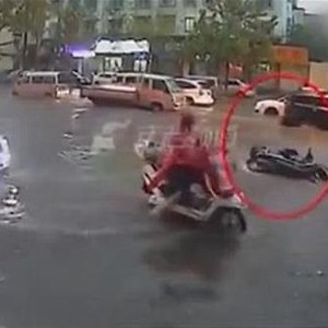 مشهد "لا إنساني" لمُسن يلقى حتفه غرقاً في شبر ماء أمام أعين المارة! 