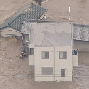 بالفيديو: لقطات مخيفة لفيضانات تسببت بإجلاء 100 ألف شخص في اليابان