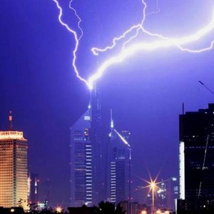 Photos : Un éclair violent frappe les tours du monde