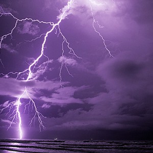 المعنى الحقيقي لعبارة "بروق ما تفصل" يتجسد في سماء جدة 