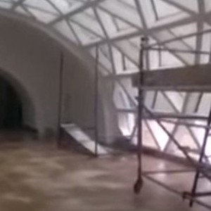 شاهد.. مياه الأمطار تتسرب بمطار جدة الجديد